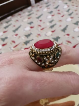 Anillo vintage dorado con piedra central burdeos n