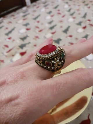 Anillo vintage dorado con piedra central burdeos n