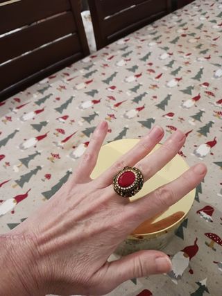 Anillo vintage dorado con piedra central burdeos n