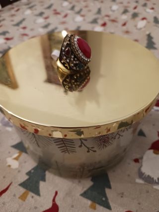 Anillo vintage dorado con piedra central burdeos n