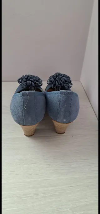 Zapatos Tekila azules con pompón