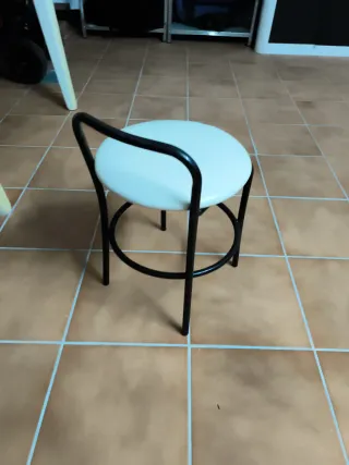 4 Banquetas bajas negra y blanca