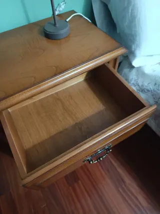 Conjunto dormitorio de madera maciza de castaño