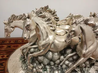 Figura manada caballos plateados