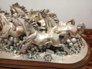 Figura manada caballos plateados