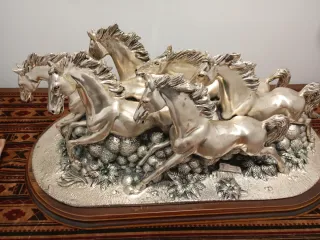 Figura manada caballos plateados