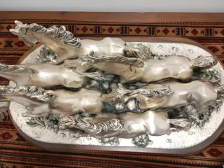 Figura manada caballos plateados