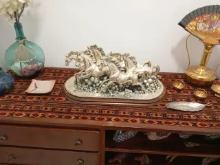 Figura manada caballos plateados