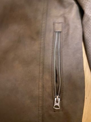 Chaqueta con capucha marrón y gris