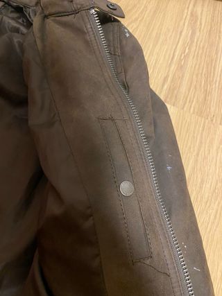 Chaqueta con capucha marrón y gris