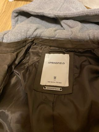 Chaqueta con capucha marrón y gris