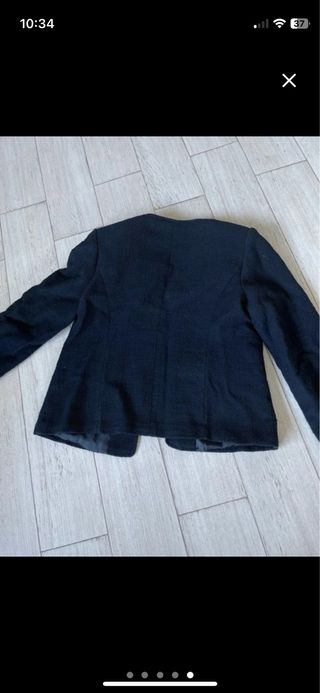 Chaqueta negra y regalo falda