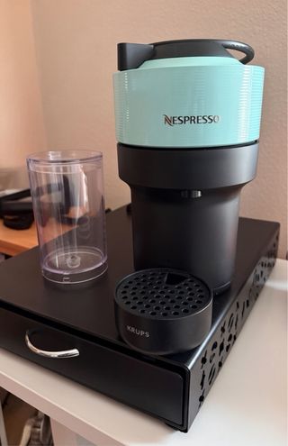 Cafetera Nespresso Vertuo Krups + Soporte Capsulas