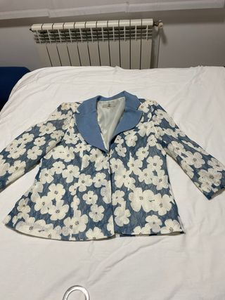Traje de 3 piezas floral azul y blanco