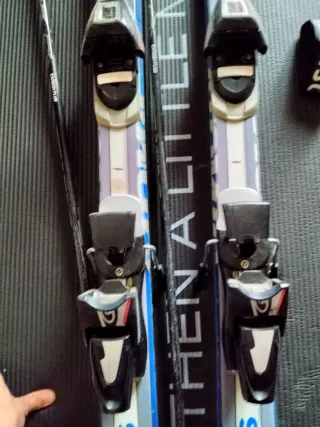 Conjunto de esquí: esquís, bastones y botas