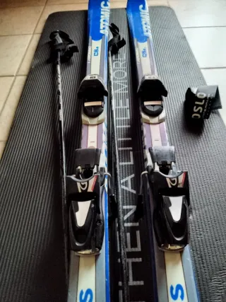 Conjunto de esquí: esquís, bastones y botas