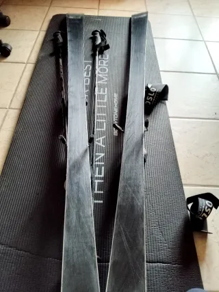 Conjunto de esquí: esquís, bastones y botas