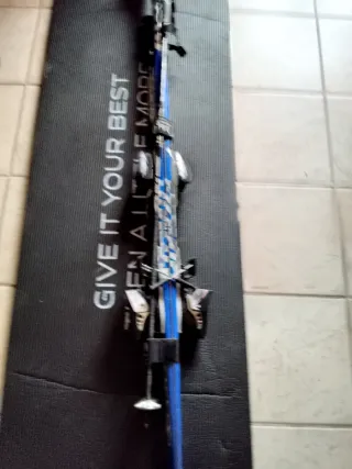 Conjunto de esquí: esquís, bastones y botas