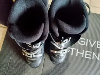 Conjunto de esquí: esquís, bastones y botas