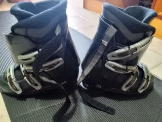 Conjunto de esquí: esquís, bastones y botas