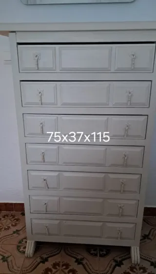 Cajonera de madera blanca rota