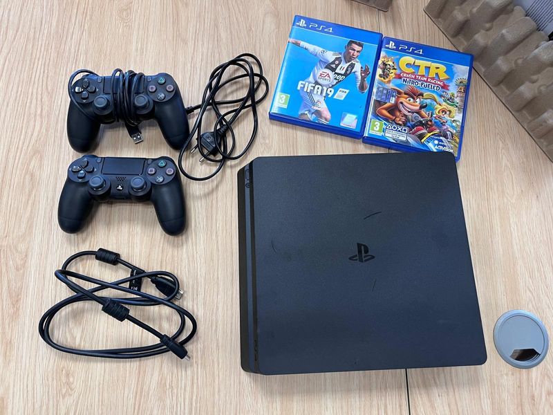 PlayStation 4 Slim 1TB en Caja, 2 Mandos, 2 Juegos