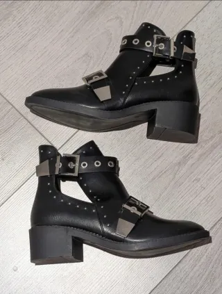 Botines negros con tachuelas y hebillas