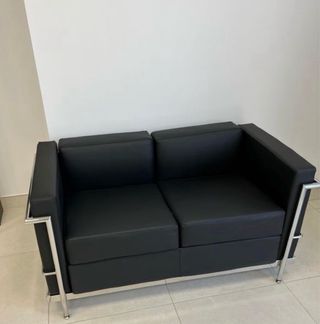 Sofá oficina elegante cuero negro