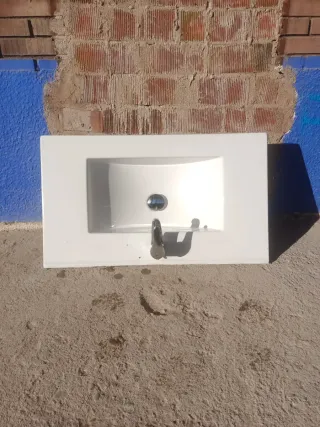 Lavabo de cerámica con grifo