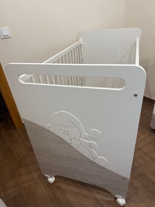 Cuna de bebé blanca con ruedas