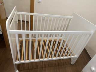 Cuna de bebé blanca con ruedas