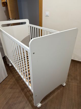 Cuna de bebé blanca con ruedas