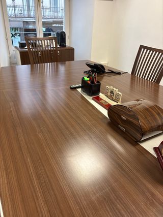 Mesa de juntas de madera y despacho presidencial