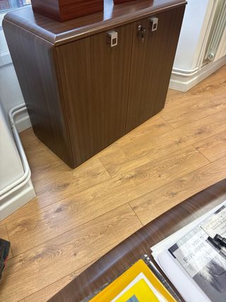 Mesa de juntas de madera y despacho presidencial