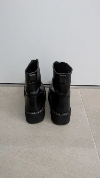 Botines negros con cremallera talla 38