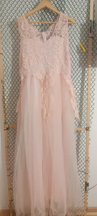 Vestido rosa de fiesta con encaje