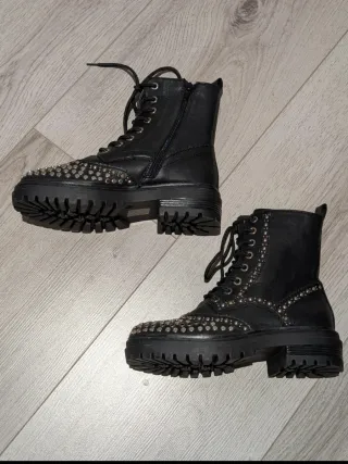 Botines negros con tachuelas plateadas
