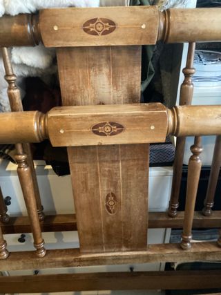 Cabezal de cama antiguo de madera