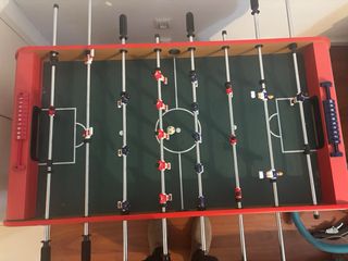 Futbolín rojo y madera