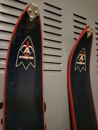 Esquís vintage Attenhofer para decoración