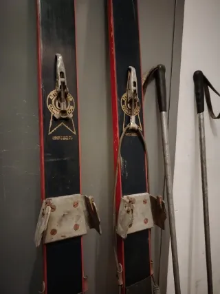 Esquís vintage Attenhofer para decoración
