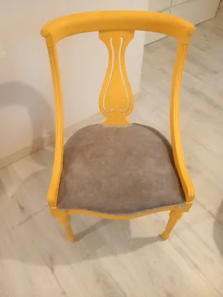 Silla de madera con asiento de tela