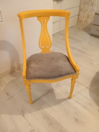 Silla de madera con asiento de tela