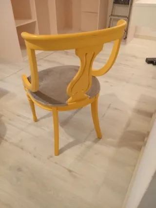 Silla de madera con asiento de tela
