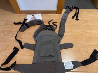 Mochila Portabebés Jane Gris, con capucha.