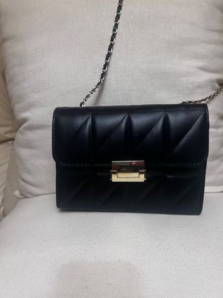 Bolso negro con cadena dorada