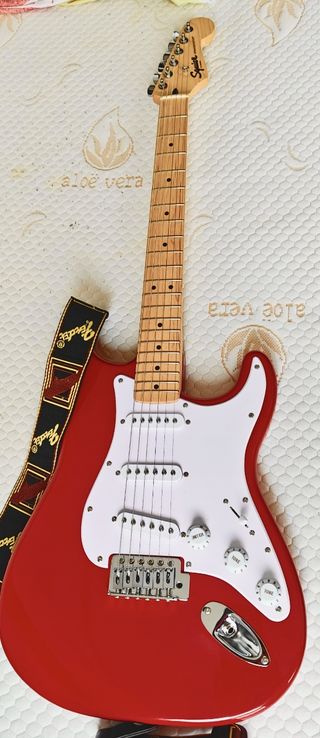 Guitarra Eléctrica Squier Stratocaster Sonic Roja