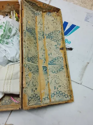 Baúl antiguo forrado piel