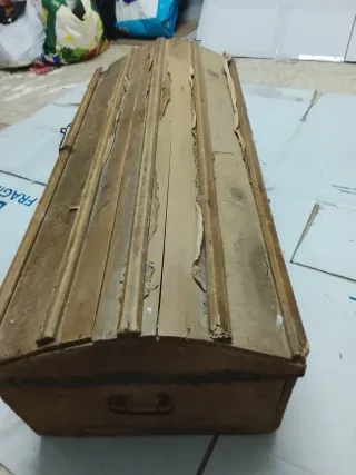 Baúl antiguo forrado piel