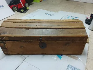 Baúl antiguo forrado piel